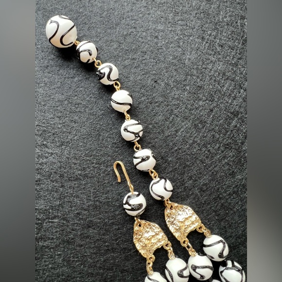 Necklace Double Strand White and Black Necklace Abstract Swirl Art Rare - Picture 6 of 6